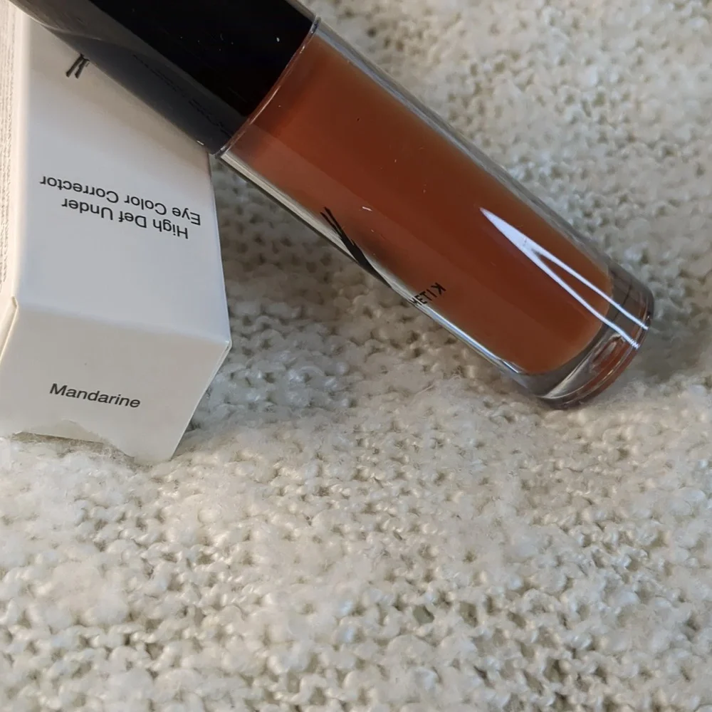 V KOSMETIK Under Eye Corrector in MANDARINE, 4.5ml/0.15fl oz